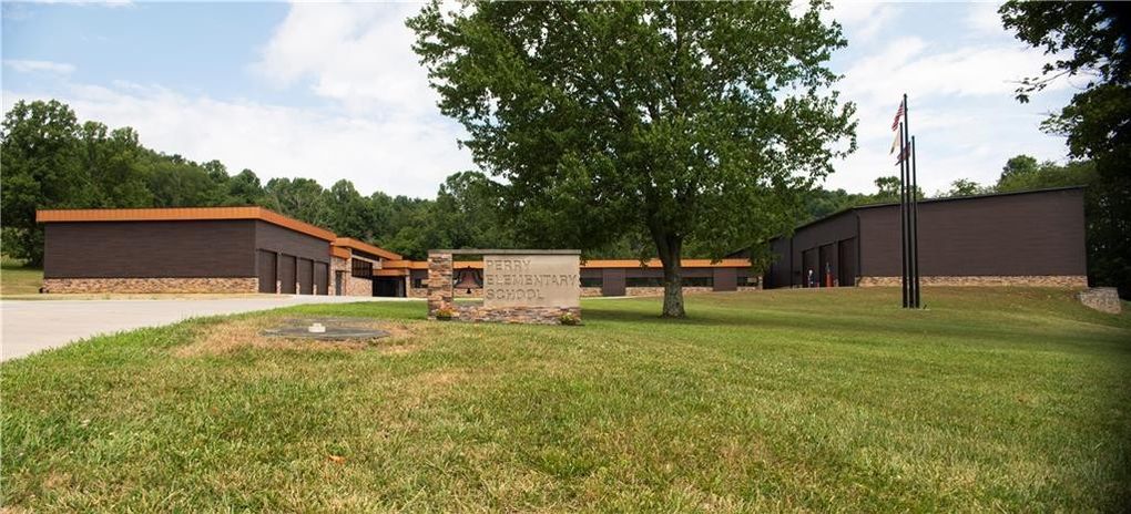 realtordotcom's tweet photo. Built in 1965, this elementary school conversion sits on over 11 acres and it's asking $2.3M! See more of our weekly most popular homes 👉 https://t.co/o7xyUVxo7J https://t.co/Koc1LsFFXY