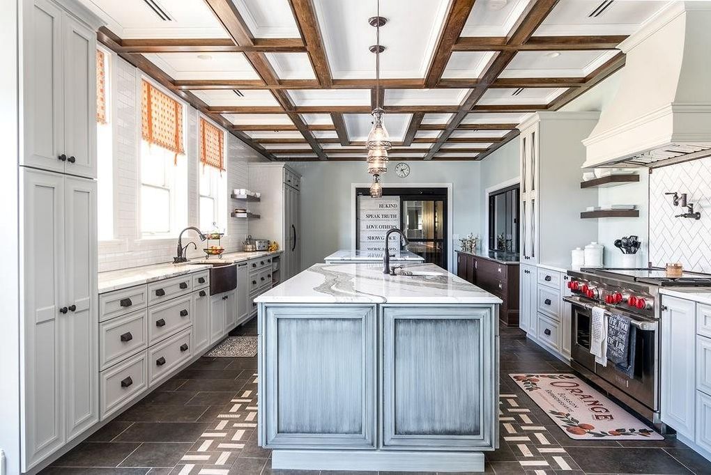 realtordotcom's tweet photo. Built in 1965, this elementary school conversion sits on over 11 acres and it's asking $2.3M! See more of our weekly most popular homes 👉 https://t.co/o7xyUVxo7J https://t.co/Koc1LsFFXY