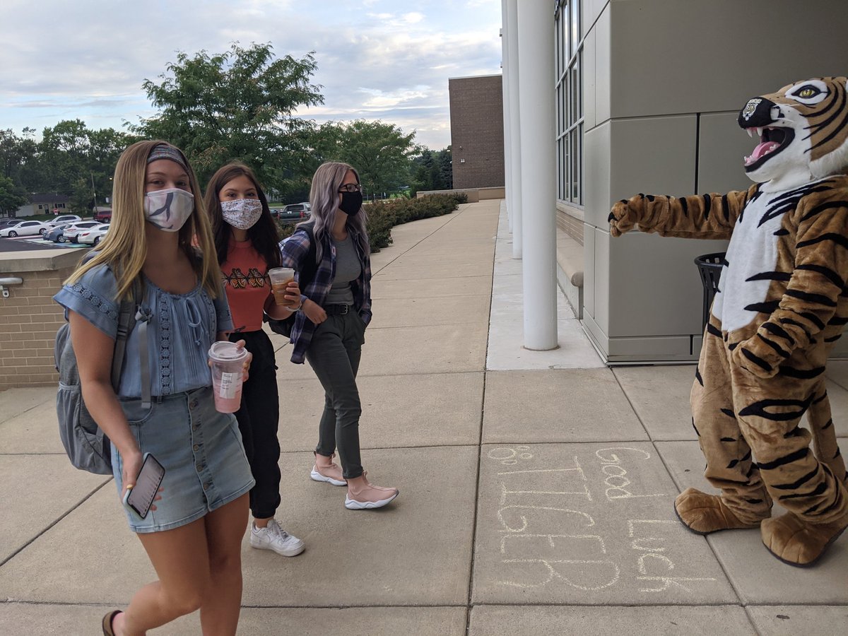 LebanonHSTigers's tweet photo. Day 1 for the second half of the alphabet was a great one! It was good to see everyone again and to welcome our freshmen and new students. Go Tigers! #LebanonFirstDay #TigersTogether https://t.co/hvZOCDE5Qm