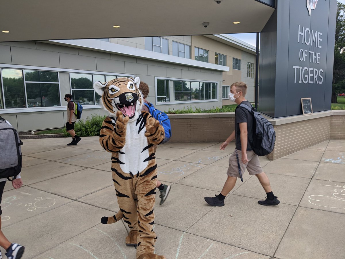 LebanonHSTigers's tweet photo. Day 1 for the second half of the alphabet was a great one! It was good to see everyone again and to welcome our freshmen and new students. Go Tigers! #LebanonFirstDay #TigersTogether https://t.co/hvZOCDE5Qm