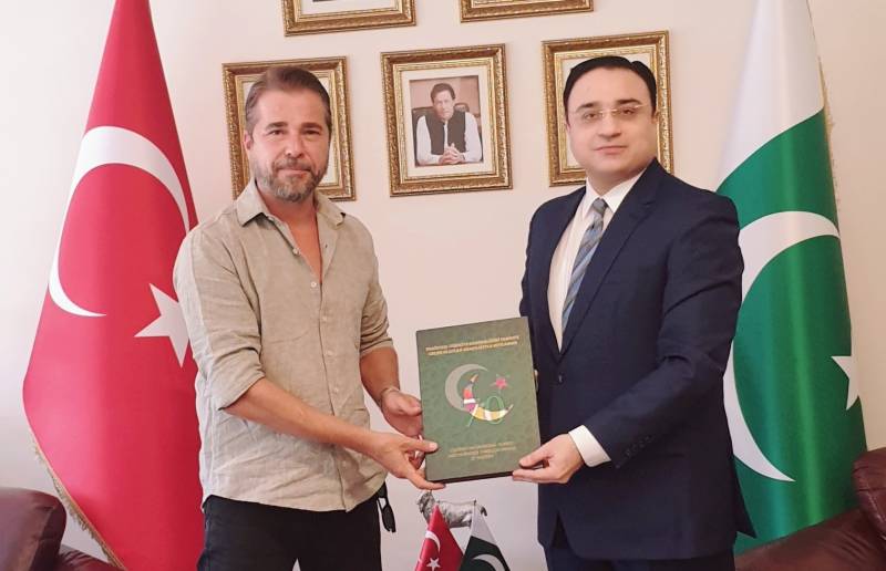 KingSiasi's tweet photo. #Engin_Altan_Duzeytan aka #Ertugrul Ghazi Arrived At #Pakistan_Embassy Turkey & wishes Pakistanis on their 73rd #Independence_Day_of_Pakistan.
#PakistanZindabad🇵🇰
#PakistanTurkeyFriendship🇵🇰🇹🇷 https://t.co/El52U5fYDc