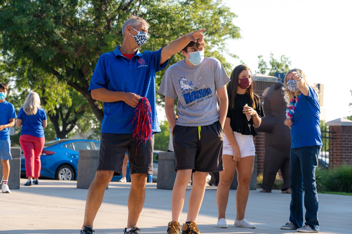 CCSDK12's tweet photo. Cherry Creek HS hosted their freshman orientation to comfort a new group of Bruins to campus! 📚🎒

The staff &amp; students wanted to make sure that this year’s crop of freshmen felt welcome &amp; ready to tackle the year!

READ: https://t.co/nsrT4uflHx

#CCSDForwardTogether #CCSDK12 https://t.co/mNTsPt8PqT