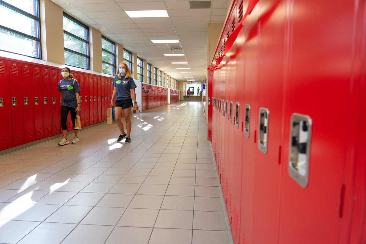CCSDK12's tweet photo. Cherry Creek HS hosted their freshman orientation to comfort a new group of Bruins to campus! 📚🎒

The staff &amp; students wanted to make sure that this year’s crop of freshmen felt welcome &amp; ready to tackle the year!

READ: https://t.co/nsrT4uflHx

#CCSDForwardTogether #CCSDK12 https://t.co/mNTsPt8PqT