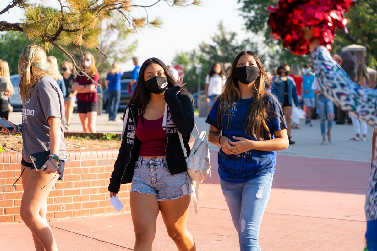 CCSDK12's tweet photo. Cherry Creek HS hosted their freshman orientation to comfort a new group of Bruins to campus! 📚🎒

The staff &amp; students wanted to make sure that this year’s crop of freshmen felt welcome &amp; ready to tackle the year!

READ: https://t.co/nsrT4uflHx

#CCSDForwardTogether #CCSDK12 https://t.co/mNTsPt8PqT