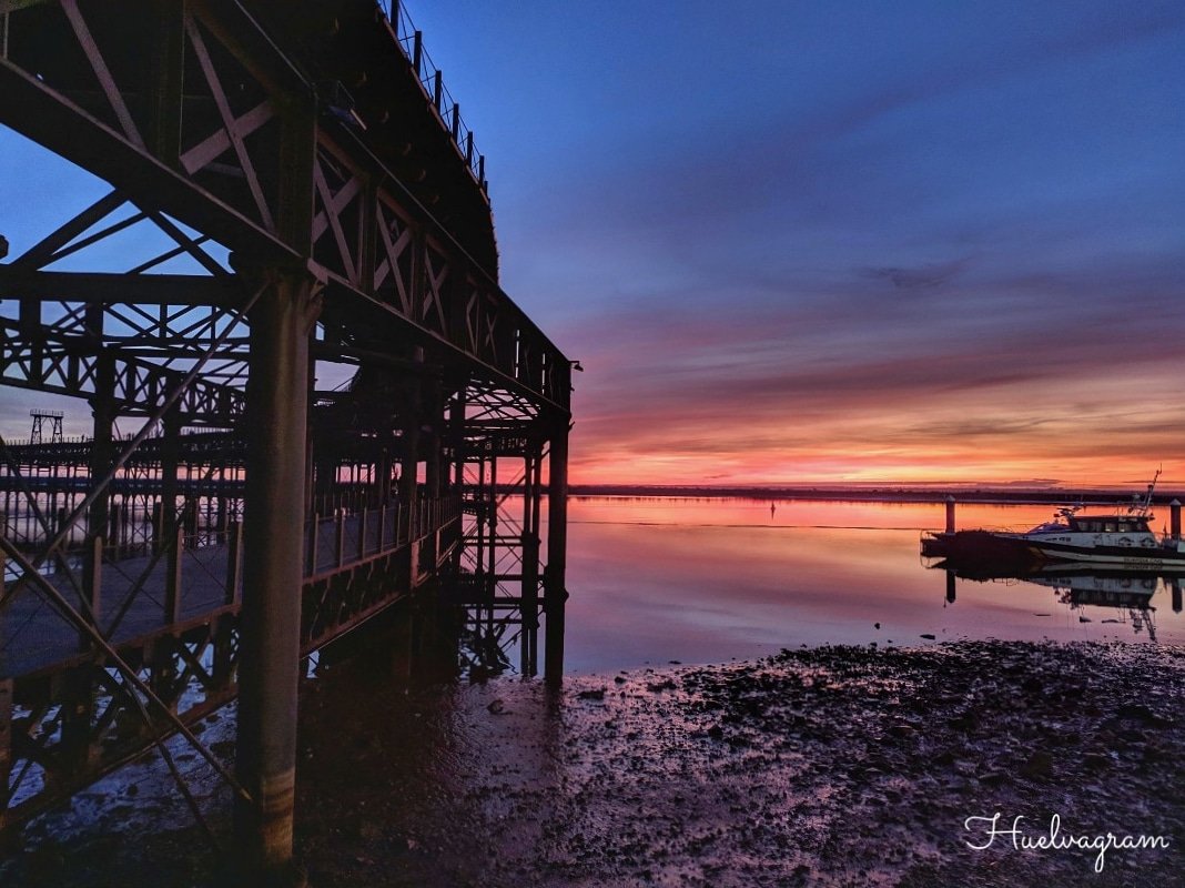 masqueunchoco's tweet photo. Simplemente mágico 😍 Atardeceres junto al Muelle de Riotinto • Huelva 💙 https://t.co/oEhs8BSMNP