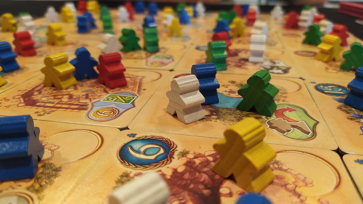 Hoy hemos tenido visita en casa, #fivetribes de @MalditoGamesES