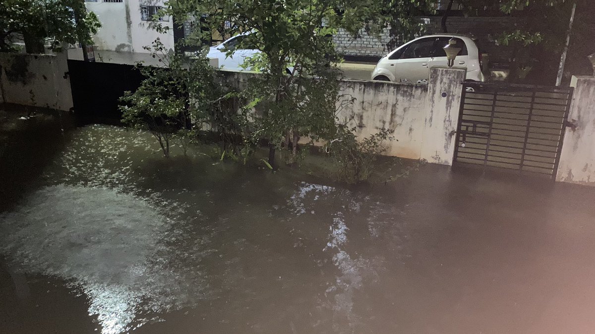 krishhteja's tweet photo. @MC_GWMC @Collector_WGLU @KTRTRS sir seems like a drainage block in chaitanyapuri colony road number 1 near NIT. It started to flood already. Many retired personnel stay around here and it is hard for any emergency to reach in this time. Any help would be thankful https://t.co/IXmdNqfFF0