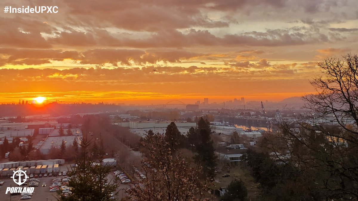 PortlandMXC_TF's tweet photo. #93: ON CAMPUS - Cityscape
The views of a downtown sunrise from campus are worth getting up early for.
#InsideUPXC https://t.co/RKqtjgCMT6