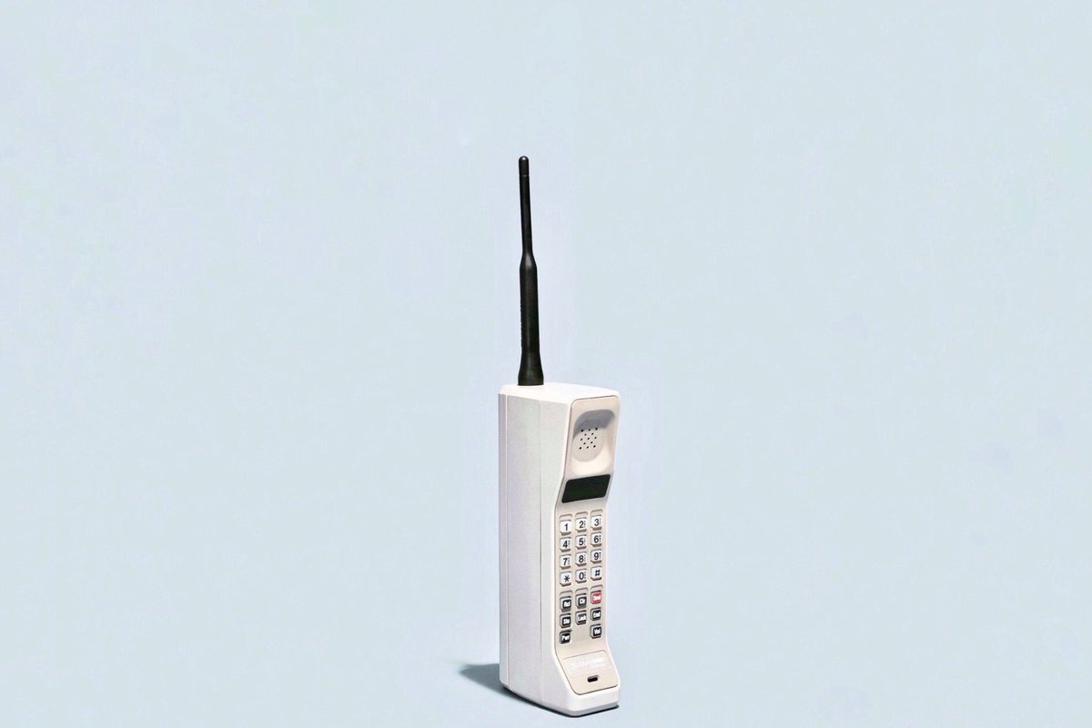 nisseiparaguay's tweet photo. ¡Este fue el primer celular de la historia lanzado en 1983, pesaba casi 1Kg y costaba U$3.995!
Contános ¿cuál fue tu primer celular y qué era lo más PRO que tenía?
Abro hilo...
#comprasnissei #primercelular https://t.co/J6ljBiVlEc