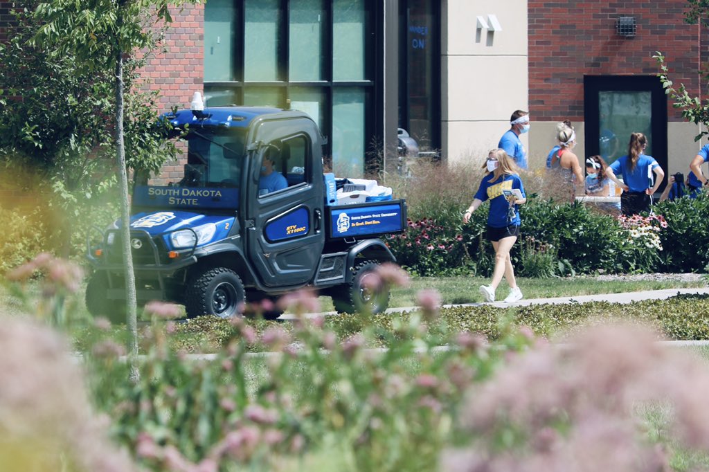 sdstateloyalty's tweet photo. Campus is buzzing! ๐๐The energy that our students + their families bring during move-in is exhilarating. Welcome home, Jackrabbits!
#newjacks20 #jacksrback #gojacks #sdstate @SDState https://t.co/tLU7yWRWUA