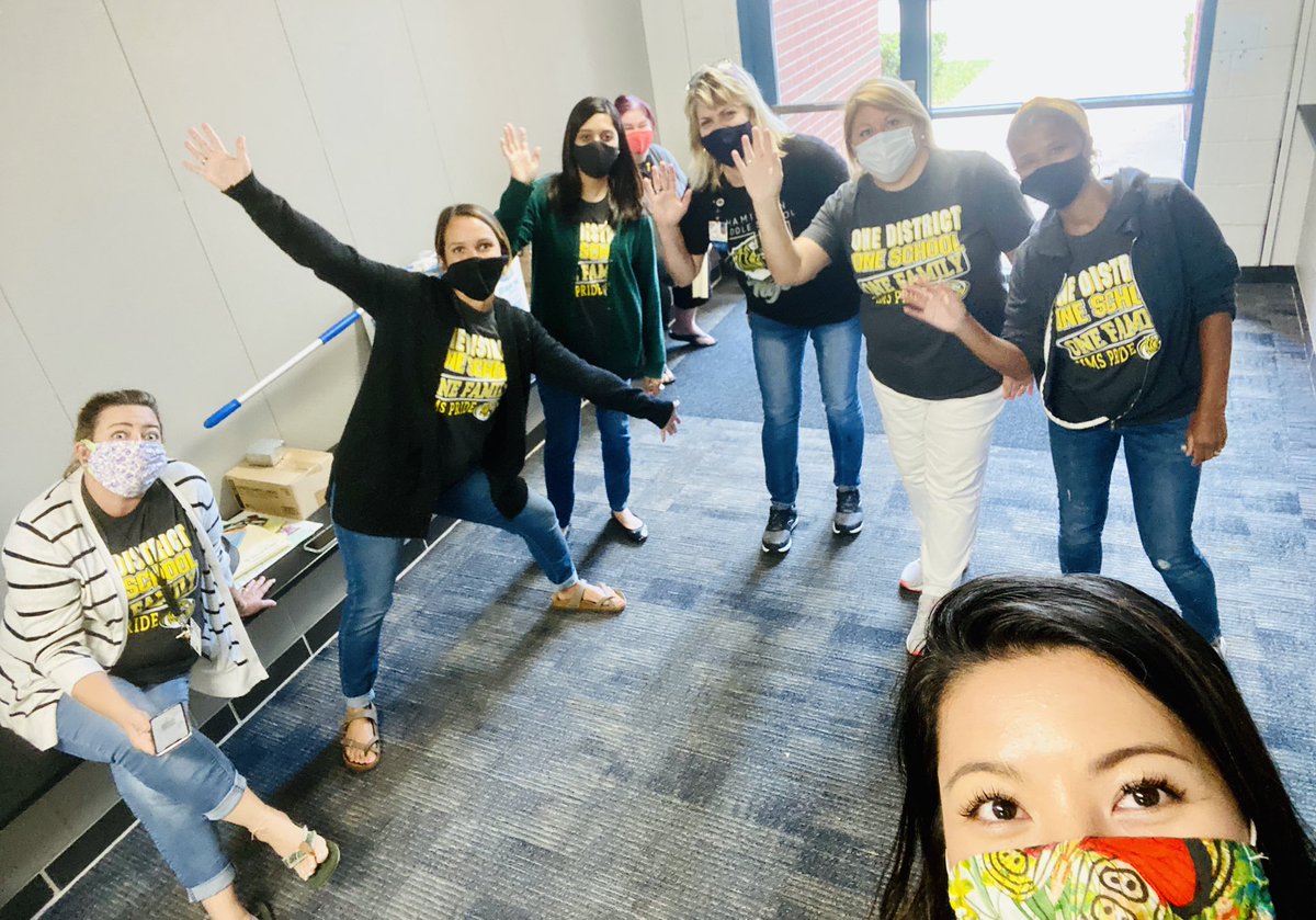 MrsGinaWang1's tweet photo. First day back at school!! I missed these ladies so much! @OHamiltonMS @ohamiltonelar #tigersread6 #hamfam #dreamteam #MaskUp https://t.co/4QfWeiQdYN