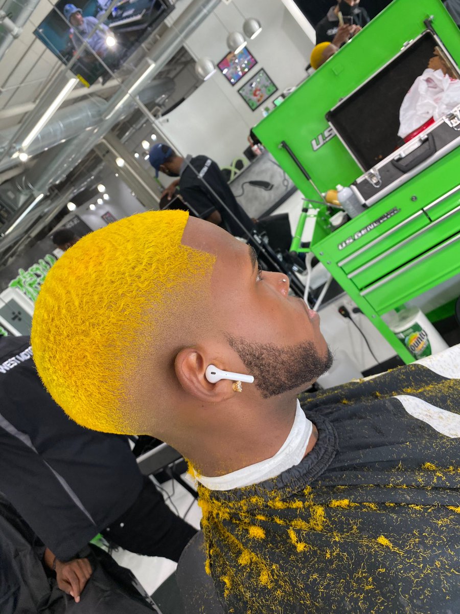 BourgeoisBrando's tweet photo. My current favorite color 💛 

#ColorByMe https://t.co/VfwuwzvNn1