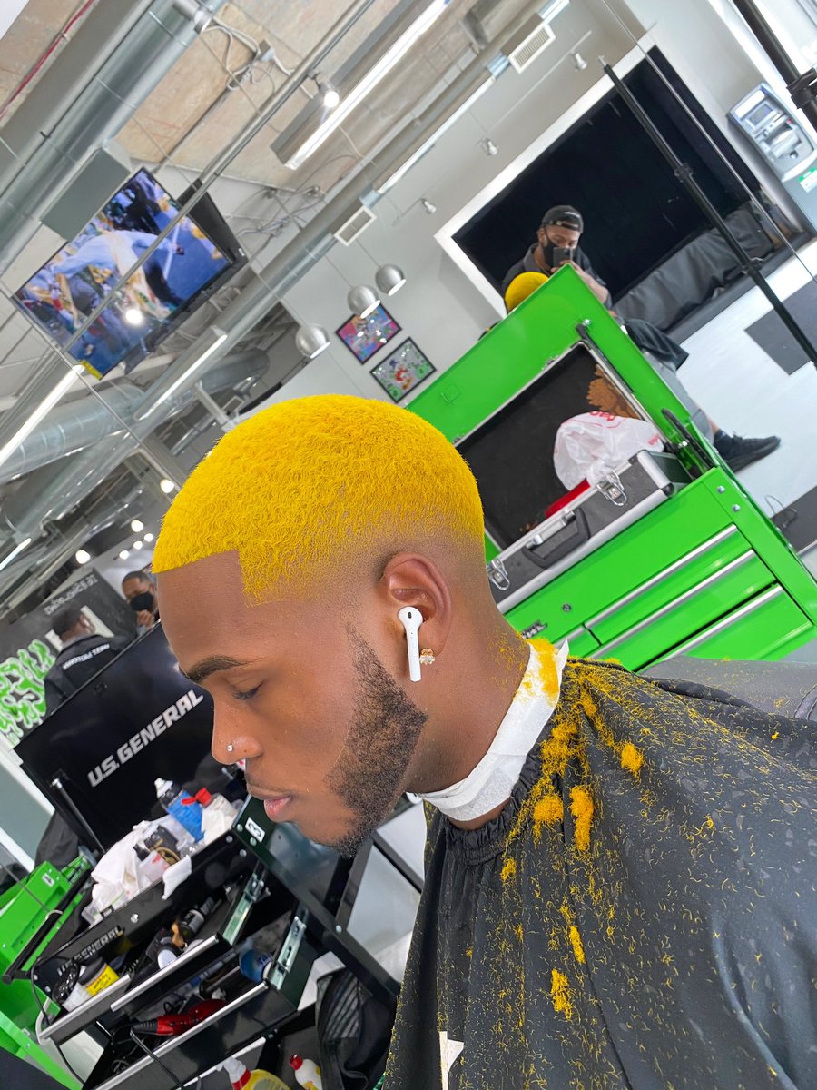 BourgeoisBrando's tweet photo. My current favorite color 💛 

#ColorByMe https://t.co/VfwuwzvNn1