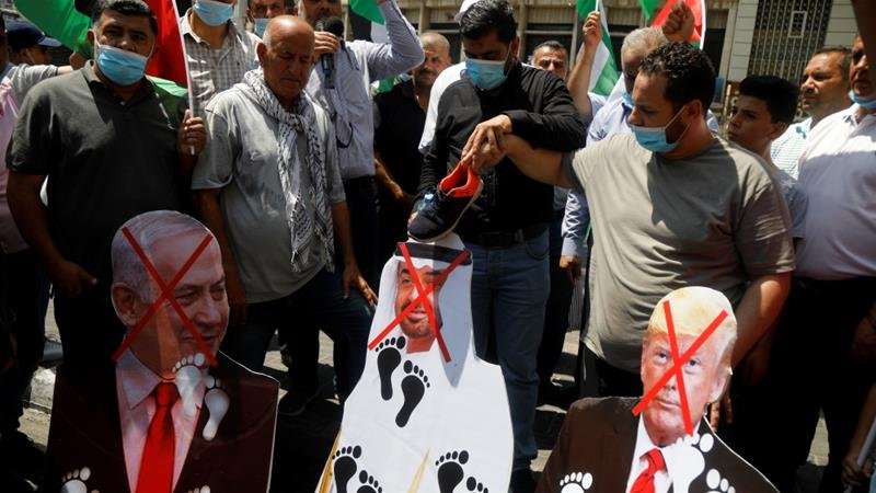 Hundreds of Palestinians Friday took to the streets in West Bank, burning the #UAE flag and pictures of Crown Prince Mohamed bin #Zayed to protest the UAE’s growing ties with #Israel.
#Palestine #UAEIsrael #Turkey https://t.co/zvsBR4c7yx