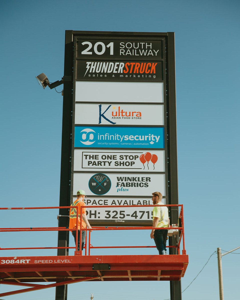 SteeltreeSigns's tweet photo. This pylon sign at 201 South Railway now has a space ready to be filled!
We can't wait to see what pops up here next 👀
#steeltree #signmaker #signinstallation https://t.co/VcHgWqnOCp