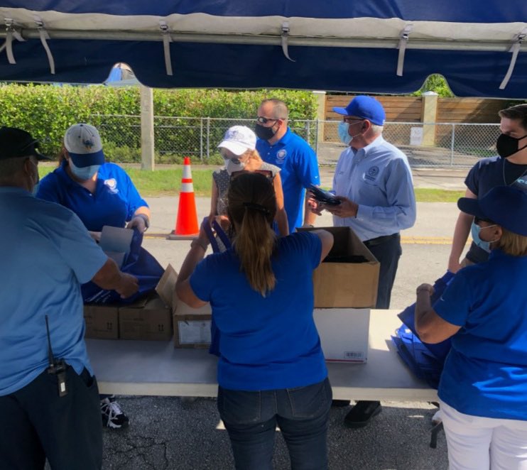 JackFreire4's tweet photo. Footwork on Friday in Flagami for back pack distribution with the City of Miami Team and @Manolo4Miami alongside @MiamiPD @CCastellanosMPD @BelloCandya @auburndale_elem #backtoschool https://t.co/PniagotPDp