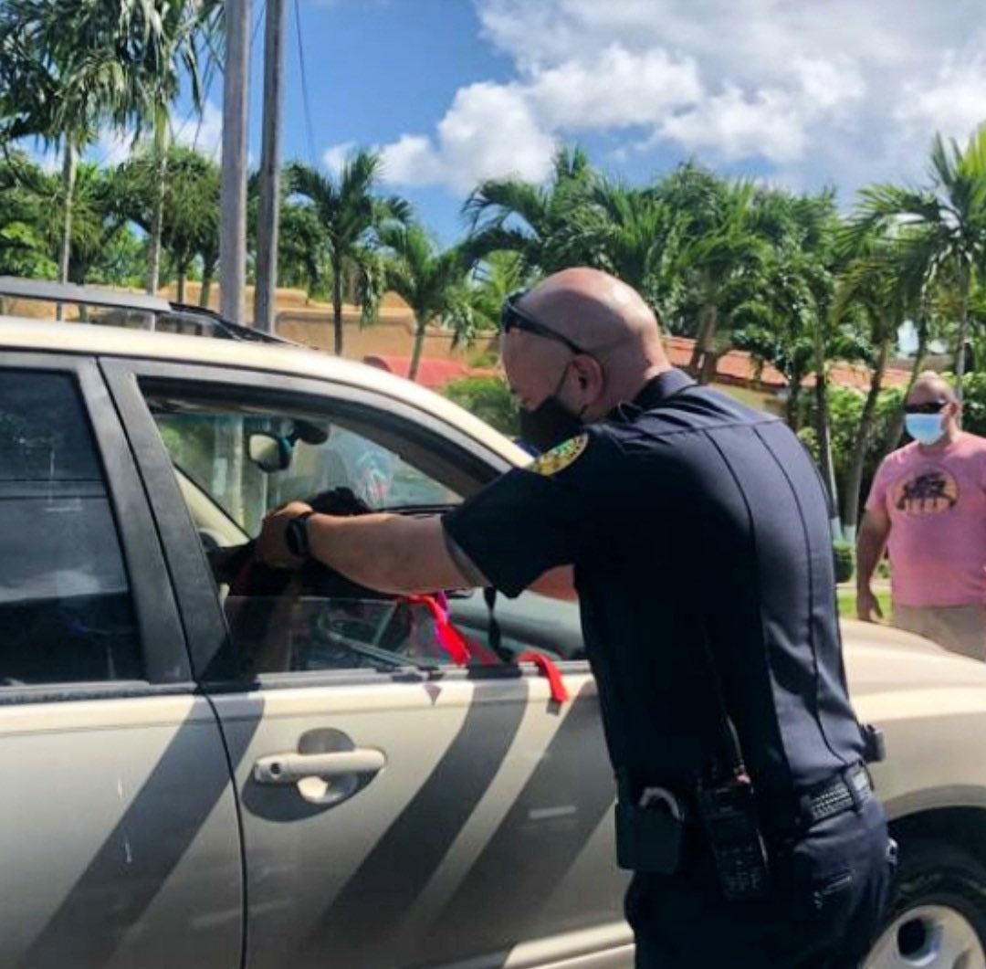 JackFreire4's tweet photo. Footwork on Friday in Flagami for back pack distribution with the City of Miami Team and @Manolo4Miami alongside @MiamiPD @CCastellanosMPD @BelloCandya @auburndale_elem #backtoschool https://t.co/PniagotPDp