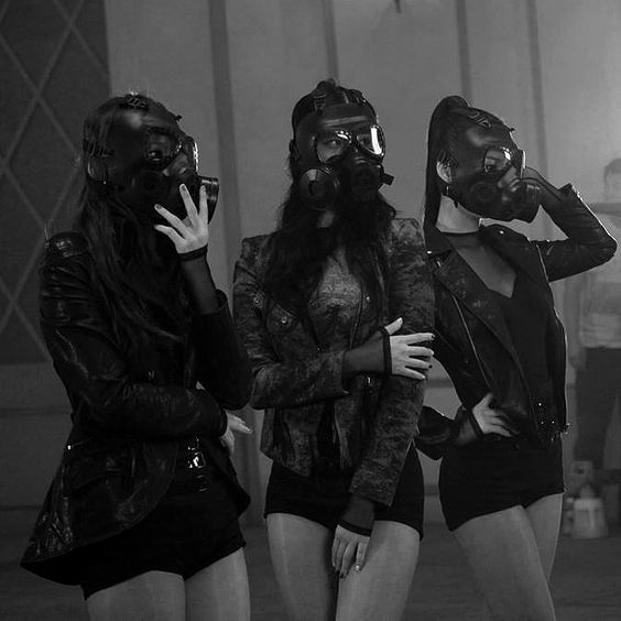 GasMaskForSale's tweet photo. Gas Masks #Girls https://t.co/YNwVydw5Xz