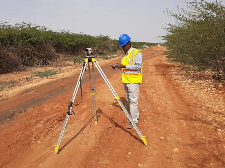 SXeroow's tweet photo. Engeerada ku howlan biyo xirista Magaalada Beledweyne oo saakay ka shaqo bilaabay deegaanka Qooqane oo 20 KM ka jiro dhanka Waqooyi Magaalada Beledweyne wadada dheer ee Jaayga Qooqane waxeyna soo Cabireen ilaa 6 KM oo Biyaha Beledweyne Qaxiyo Mariin u ah Guul Insha allah 2020, https://t.co/BASzZewSjM