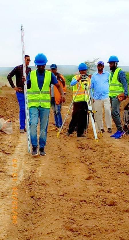 SXeroow's tweet photo. Engeerada ku howlan biyo xirista Magaalada Beledweyne oo saakay ka shaqo bilaabay deegaanka Qooqane oo 20 KM ka jiro dhanka Waqooyi Magaalada Beledweyne wadada dheer ee Jaayga Qooqane waxeyna soo Cabireen ilaa 6 KM oo Biyaha Beledweyne Qaxiyo Mariin u ah Guul Insha allah 2020, https://t.co/BASzZewSjM