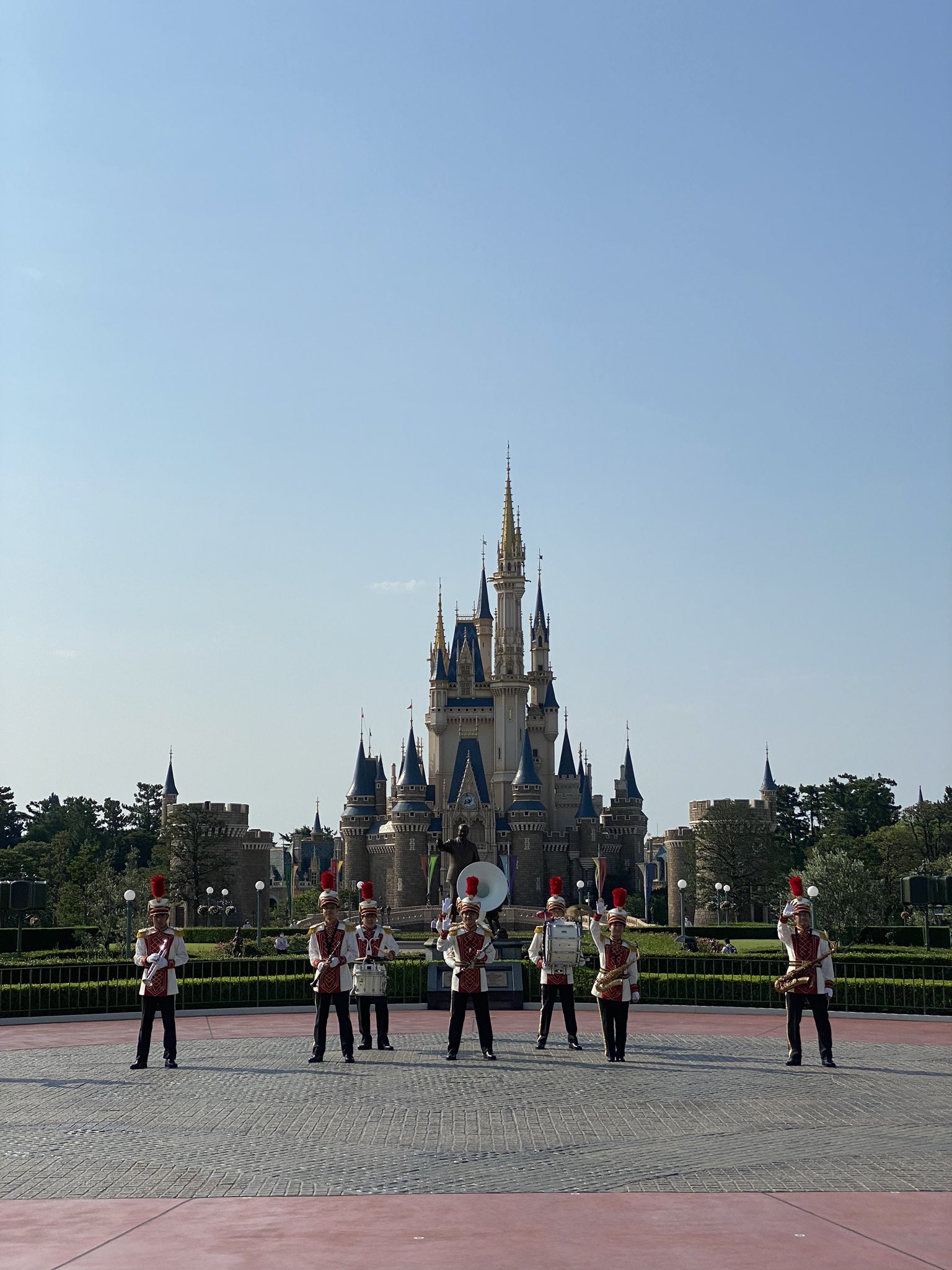 Harachan 真夏のディズニーランドは コロナ対策と暑さとの戦いで マスク着用率はほぼ完璧でしたが 近くで外している人も見かけた キャストさんからも頑張りましょうと声を掛けられ みんながルールを守ってこの状況を何とか乗り切りましょうー