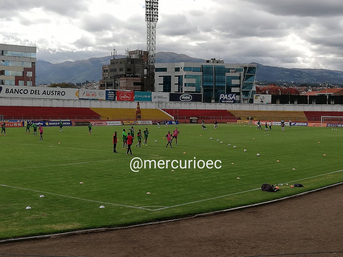 elmercurioec's tweet photo. Deportivo Cuenca y Guayaquil City realizan el calentamiento. Media hora antes del inicio del partido. #LigaPro #SerieA #5Fecha https://t.co/RJBVnjJpsh