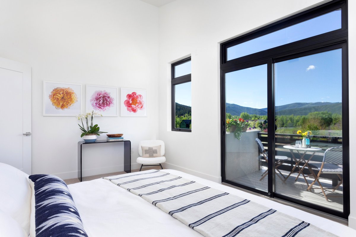 S__Construction's tweet photo. We just can't resist these gorgeous townhomes.

One Willits Place is comprised of seven, luxury three-story townhomes. Each 2,500 square foot unit has a two-car garage, large windows and two south facing balconies. 

 #multifamily #weareshaw #construction #mountainbuilder https://t.co/k3RMPiHM2c