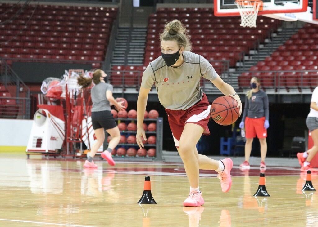 BadgerWBB's tweet photo. Badgers in the building. 🦡 #OnWisconsin https://t.co/hWWODOAnr3