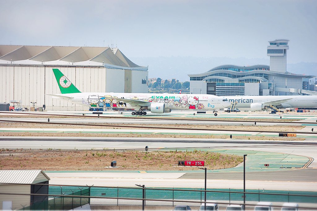 Cherokeebaby's tweet photo. my favorite plane π»ππΌββοΈπ #evaair #evaairlines #boeing #boeing777 #777er #lax #laxplanespotting #planespotting #hellokitty #hellokittyplane #sanrio https://t.co/A6PWdAYW4l