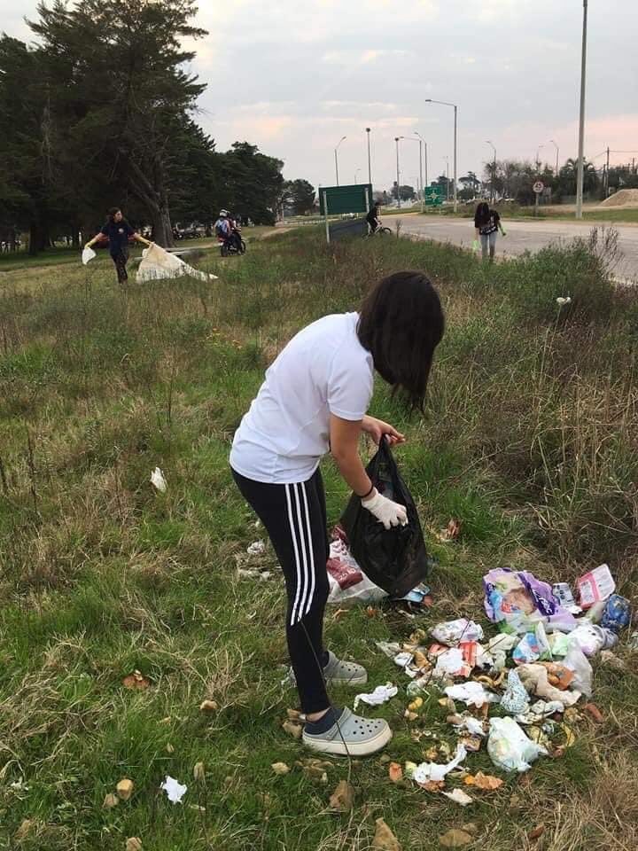 distritoj3's tweet photo. Una de nuestras metas: el medio ambiente.
Club LEO José Pedro Varela limpiaron plaza en su localidad y clasificaron tapitas para este proyecto. 
#LionsClub #WeServe https://t.co/Acadnjz7XD