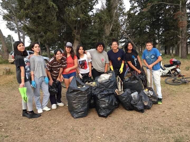 distritoj3's tweet photo. Una de nuestras metas: el medio ambiente.
Club LEO José Pedro Varela limpiaron plaza en su localidad y clasificaron tapitas para este proyecto. 
#LionsClub #WeServe https://t.co/Acadnjz7XD