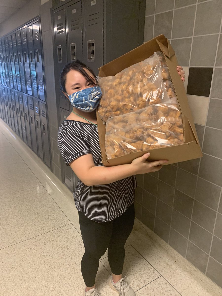 LiteraryMrG's tweet photo. .@elarmsy out here enjoying the Irving High 2020 stimulus package. #oprahbelike #yougetfreechicken https://t.co/ha7755eD3h