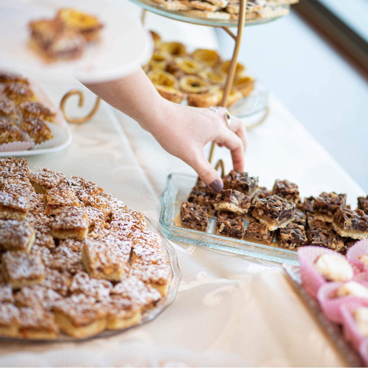Too hard to resist!
~
#Delicious #sweets from a #beautiful #babyshower at #sjucchall in #Oakville!🍪🍩
~
Have a great #weekend everyone
~
Photo by Sobotka Photography