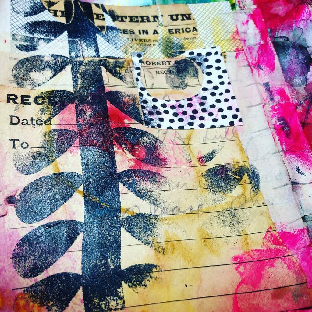 ebodygirle's tweet photo. Stealing a few studio minutes at the end of the day before heading into the weekend. #artjournaling #southerngals5min
#artist #mixedmedia #mixedmediaartist #collage #paperlove #gelpress #sodakartist #shapeobsessed #polkadotlover #whatkristinmade #alter… https://t.co/qEsLIbZ9n2 https://t.co/frW2zmzZBG