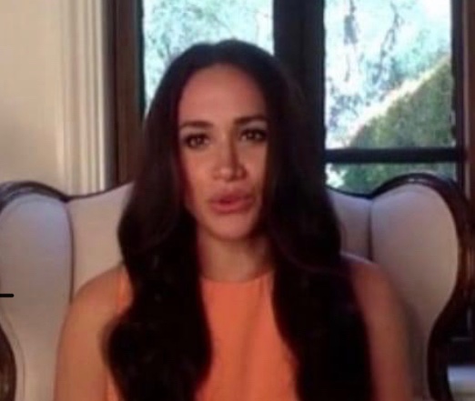 LilyLouvee's tweet image. What did she do to her face?! 😂😂😂 #plasticmarkle #FishLips #GrossPlasticSurgery