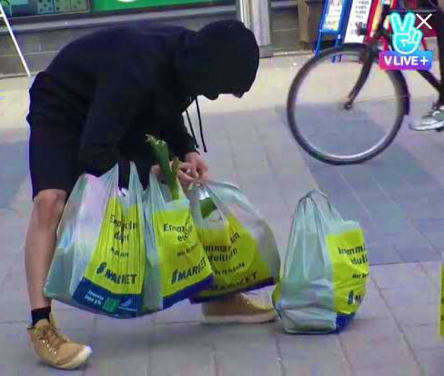 He contrast of him careying those groceries and the banana milk  #ExaARMY  #ExaBFF  @BTS_twt  #JUNGKOOK