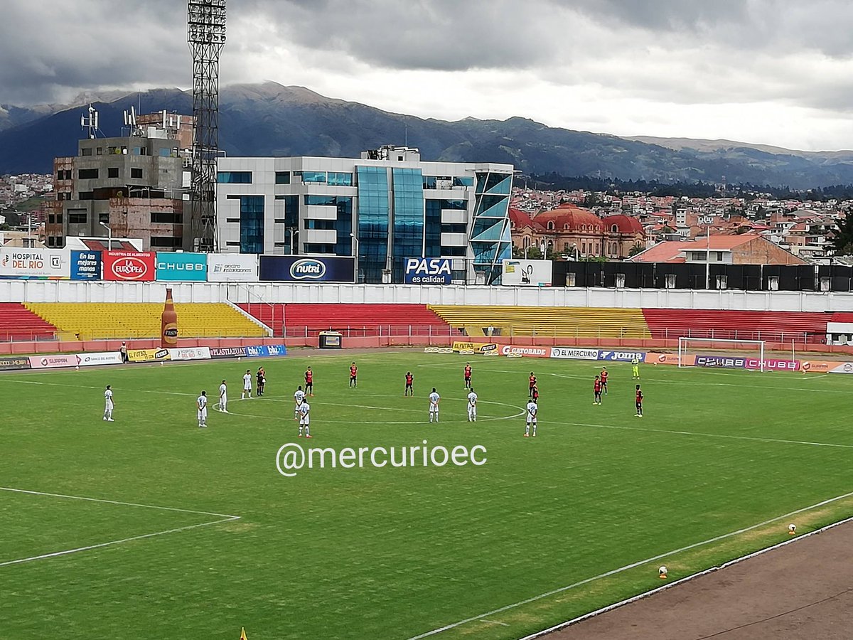elmercurioec's tweet photo. Hubo minuto de silencio por los fallecidos durante la pandemia de la covid-19 en el estadio Alejandro Serrano Aguilar #5Fecha #LigaPro #SerieA #DCuenca #GuayaquilCity https://t.co/E1C3B4JXQC