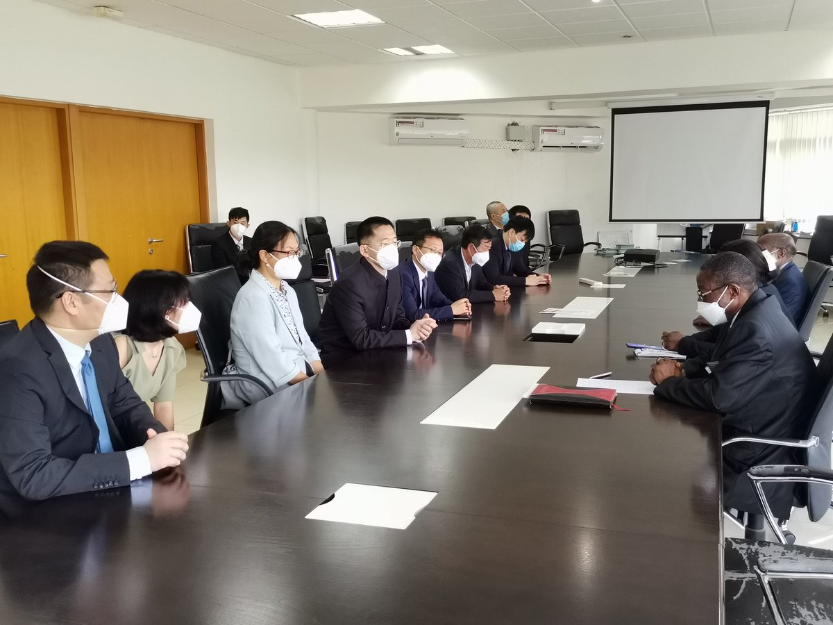 EmbChinaGE's tweet image. La Cámara de Comercio China en Guinea Ecuatorial hace una donación de materiales sanitarios al gobierno ecuatoguineano @MitohaOndo