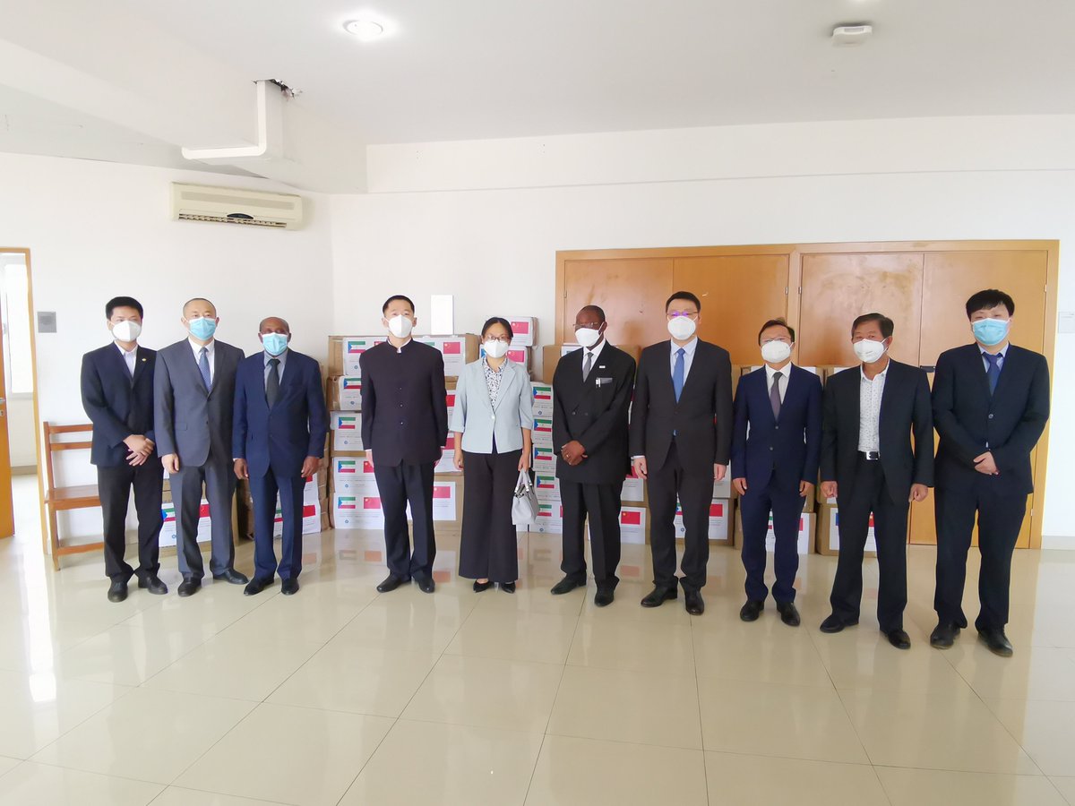 EmbChinaGE's tweet image. La Cámara de Comercio China en Guinea Ecuatorial hace una donación de materiales sanitarios al gobierno ecuatoguineano @MitohaOndo