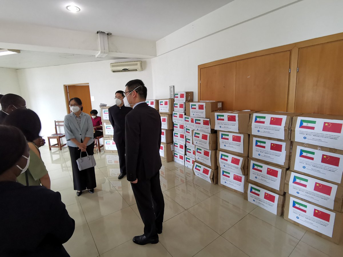 EmbChinaGE's tweet image. La Cámara de Comercio China en Guinea Ecuatorial hace una donación de materiales sanitarios al gobierno ecuatoguineano @MitohaOndo