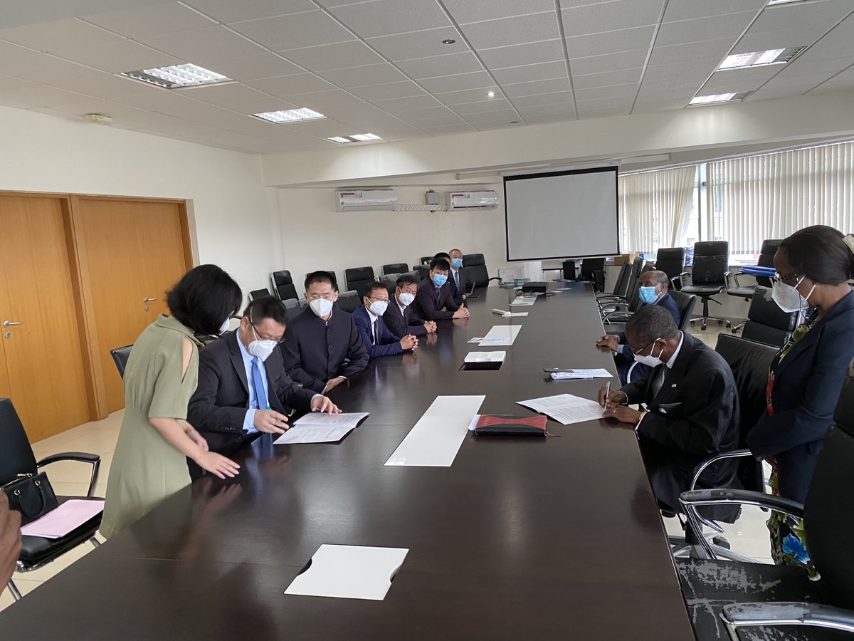 EmbChinaGE's tweet image. La Cámara de Comercio China en Guinea Ecuatorial hace una donación de materiales sanitarios al gobierno ecuatoguineano @MitohaOndo