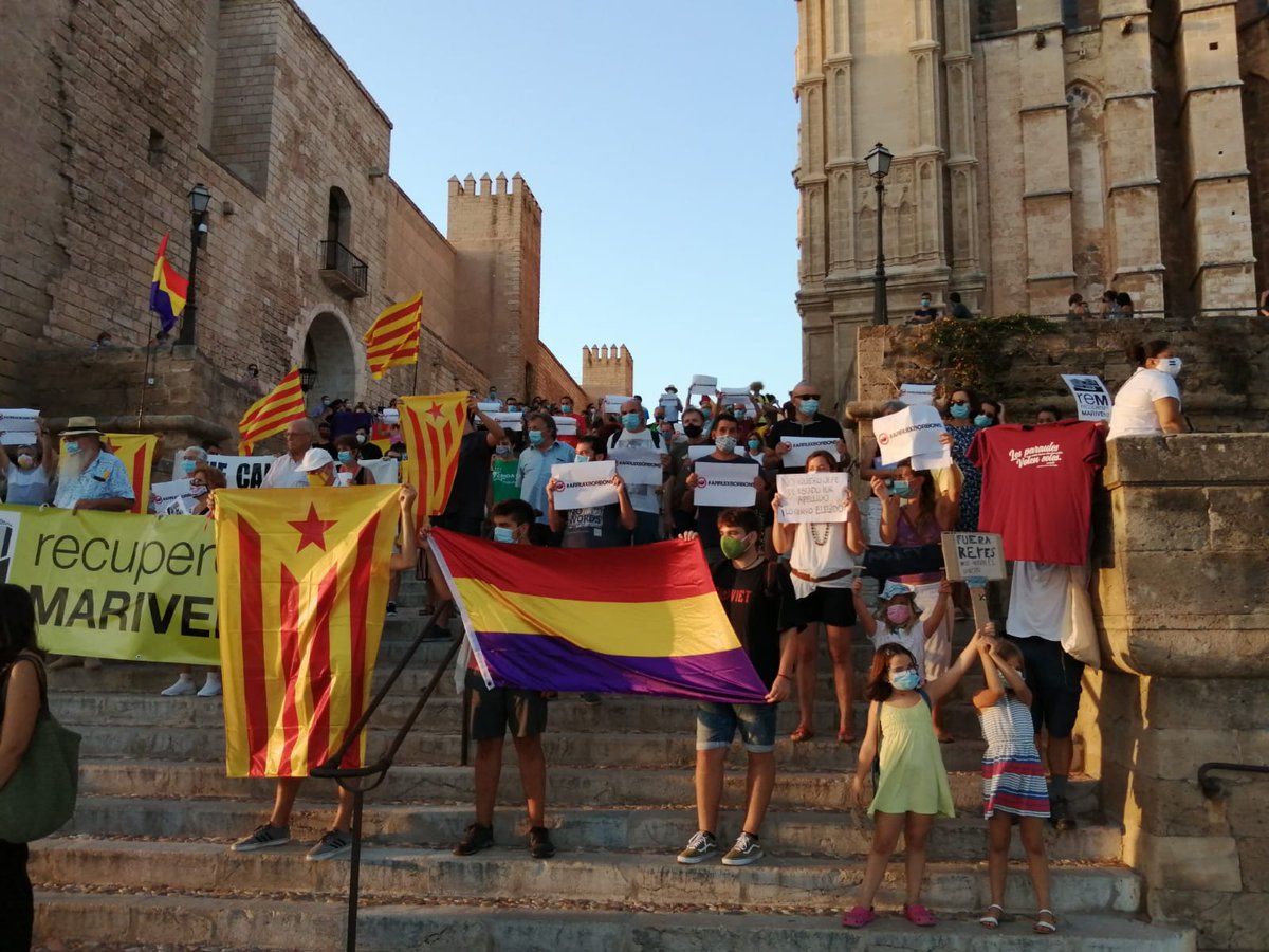 Juanjomart1's tweet photo. Avui a #Palma #ArruixBorbons #CapalaRepublica ❤️💛💜 https://t.co/IgFC40JQUO