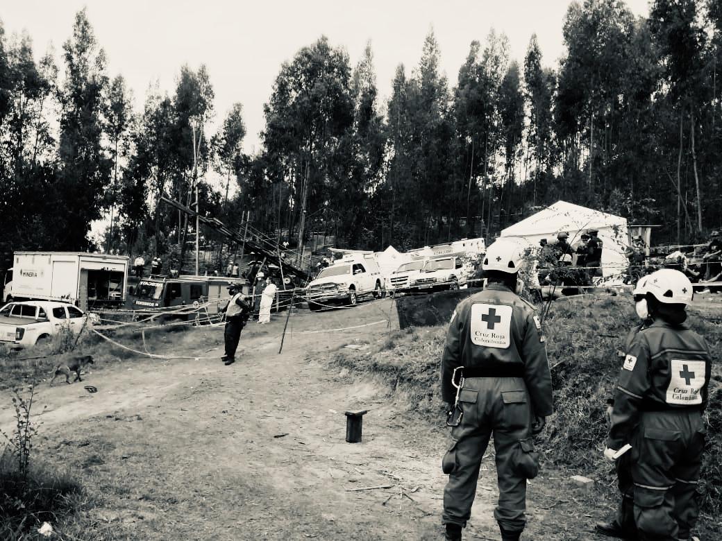 niojairo's tweet photo. Tristeza por las 4 personas q entran a la lista de fallecidos a causa de la minería en #Boyacá. Estuve acompañando el rescate, por eso solo me queda agradecer a salvamento minero y organismos de socorro, son unos berracos para enfrentar las adversidades y seguir adelante. https://t.co/oPYuuCg67T