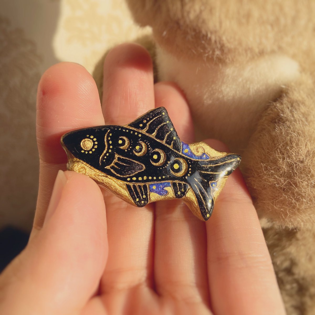 尾花せいご 七夜月の金魚売り にてnemoneさま Nemonechi の金魚のブローチをお迎えしました 黒い金魚 なんですが角度でヒレの先がきらきらします とても美しいです 大切にします
