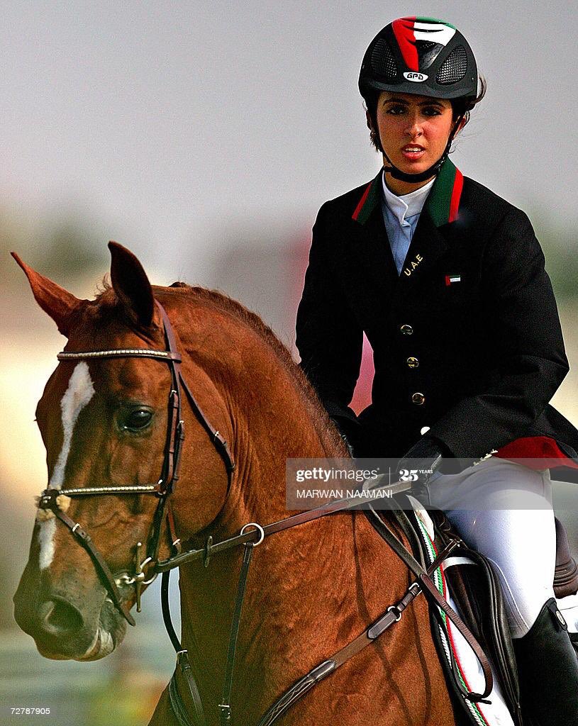 10- Malgré tout cela, Latifa tente de reprendre une vie normale, elle se fait connaître comme une princesse aventurière, passionnée d’équitation, pratiquante de parachutisme, tout ceci sur une extrêmement surveillance, chauffeurs assignés, garde du corps rapproché.