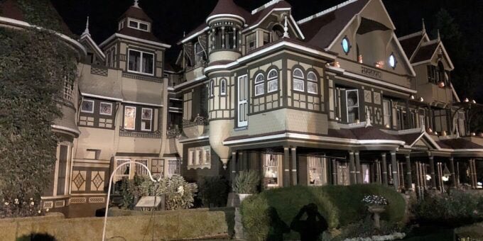La Maison Winchester est l’une des maisons les plus hantées de l’Amérique. On peut la visiter d’ailleurs et plusieurs youtubers on déjà fait des vidéos sur cette maison.