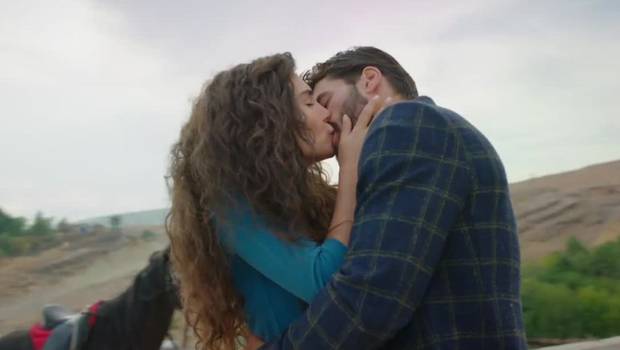 TVN's tweet photo. ¿Extrañas Hercai? ¿Tu vida sin ReyMir no es lo mismo? 

Recuerda que puedes ver los capítulos en nuestra página web 👀

https://t.co/xmspezK4bi https://t.co/yBdrW5ZmJz