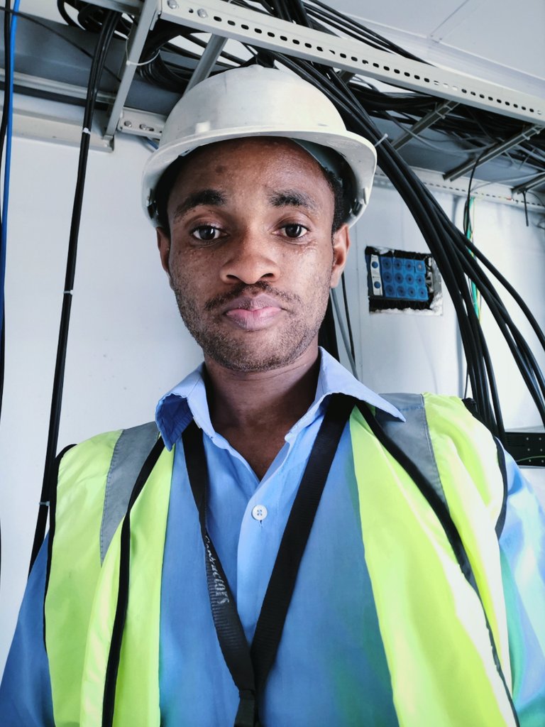Emolad_'s tweet photo. Peoplle say... "we love weekends" "TGIF" "weekends is bae" yenyenyen... But as a RF Engineer. I ain't know what is called weekend. Everyday is same day. #dtengineer #dte #telecomsengineering. https://t.co/4BYves7ozC