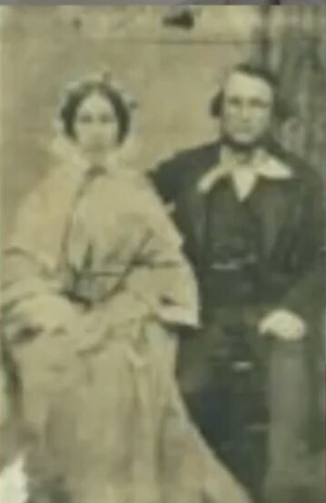 Sarah Winchester était la veuve de William Wirt Winchester, héritier de la Winchester Repeating Arms Company. Ils ont eu un enfant qui est mort en bas âge, avant l’âge de 1 an, ce qui a vraiment affecter le couple et ils n’ont pas eu d’autres enfant après.