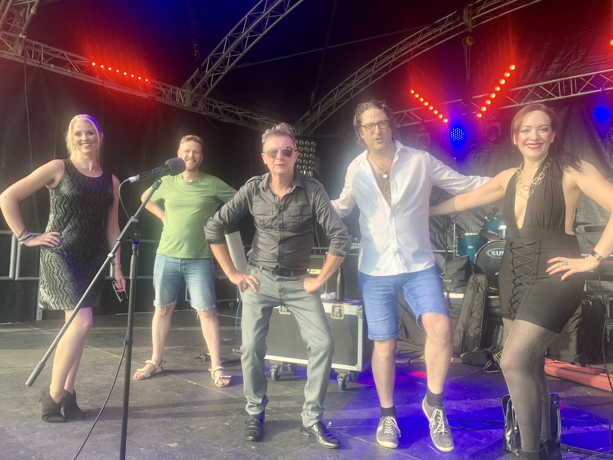 Amazing #drivein gig tonight with <a href="/humanleaguetrib/">Love DistrAction</a> at @CollectiveDubs #80s #humanleague #driveingig #driveinmovie #tributeband #80smusic #joannecatherall